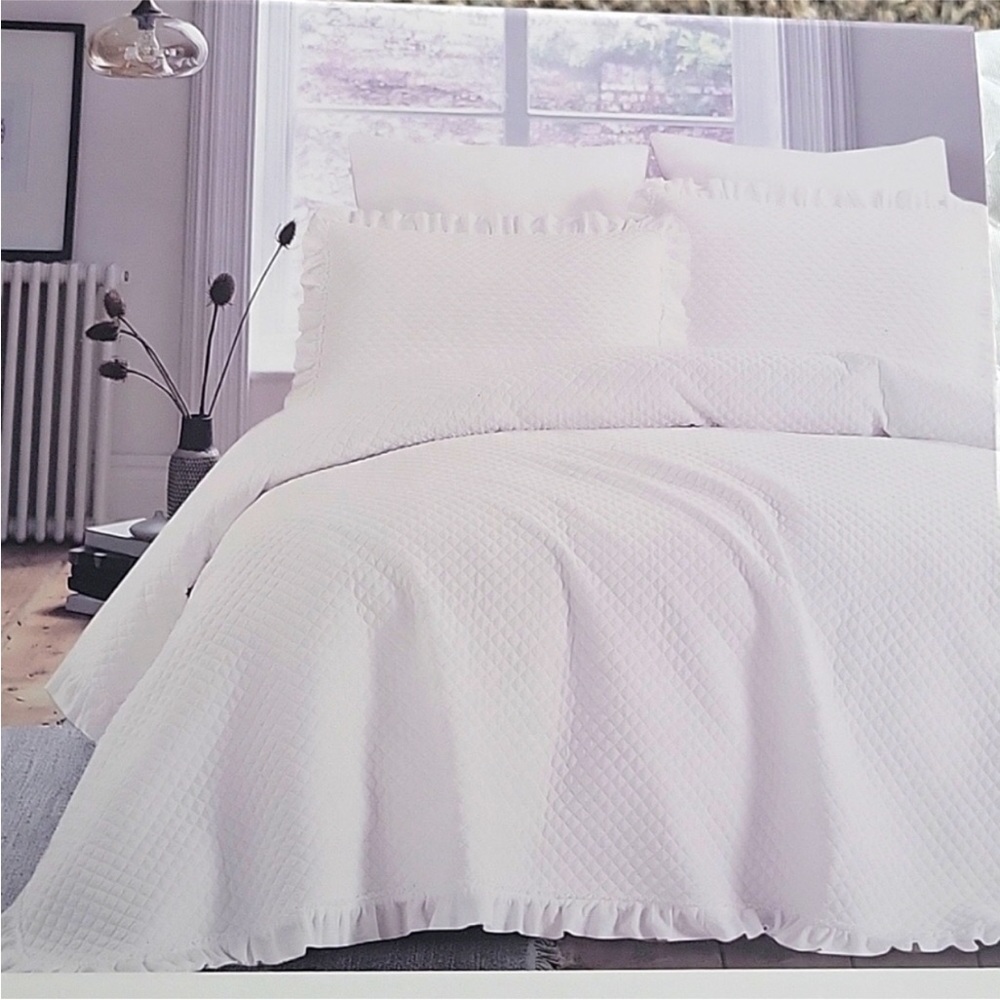 BN Luxury Collection Etymology QUEEN 3 piece quilt set in White